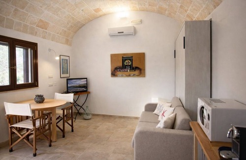 Cenate Apartment | Casina Matilde is a charming retreat carved into an ancient tuff quarry, with walls that tell stories from distant times. This gem, featuring its characteristic barrel vaults, offers a bright furnished veranda for moments of pure stillness, a spacious ro