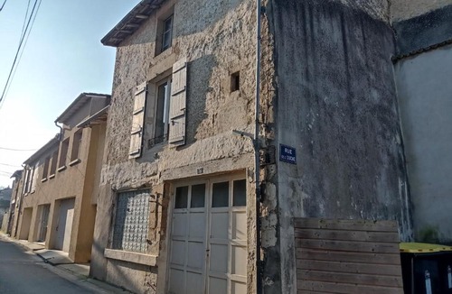 Charpennes - Charmettes Apartment | ce n'est qu'un garage pour la voiture/ it only car carage