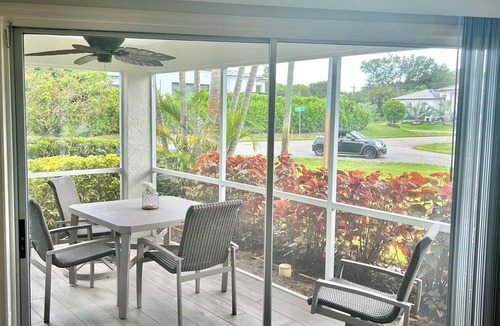 Central Naples Condo | Central Naples Condo (1 E) Close to beach.