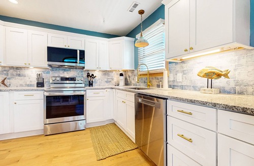 Colington Harbour House | CH50: The Sweet Pelican, 4BR home with Shared Pool- pet friendly