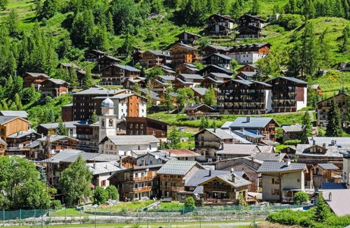 Les Brevieres Ski Chalet | Chalet, 200m from shops, sauna, terrace, balcony, tv, ski locker, 250m², Tignes