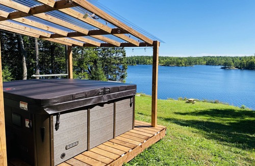 Newport Landing Cottage | Chalet Drive - Lakefront Cottage