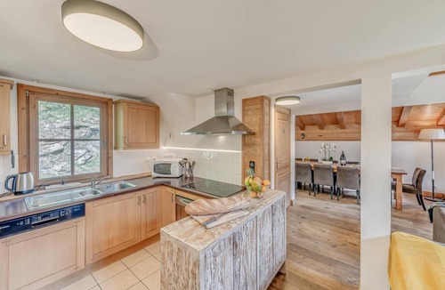 Les Brevieres Ski Chalet | Chalet, view ski slopes, sauna, terrace, balcony, fireplace or stove, tv, ski locker, 129m², Tignes