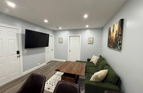 Communipaw Apartment | Charming 2-bed Apt.Short Walk to Liberty State Park and Train! 20 Min to NYC