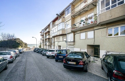 Alges Apartment | Charming 2-Bedroom Flat Near Lisbon & Belém