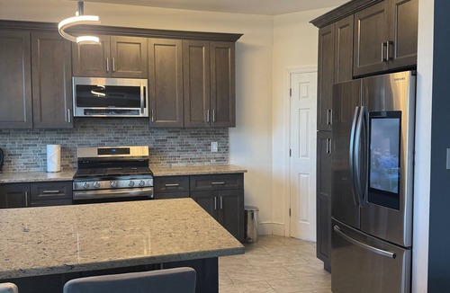 Ronkonkoma House | Charming 3-bedroom house with WiFi and AC in Ronkonkoma, Lake views.