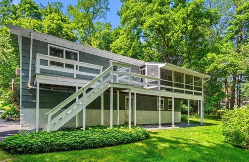 Chappaqua House | Charming 3-bedroom house in enchanting Chappaqua with WiFi, AC and Sanctuary.