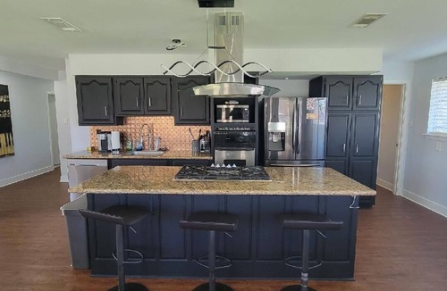 Kenner - Louis Armstrong International Airport House | Charming 3-bedroom house with WiFi, fitness room in peaceful Metairie