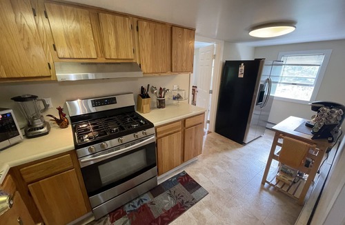 Branford Center Apartment | Charming Apartment on the Same Block as Beach