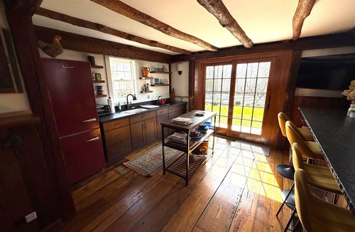 Newtown Cottage | Charming Country Cottage w pool and pickleball court