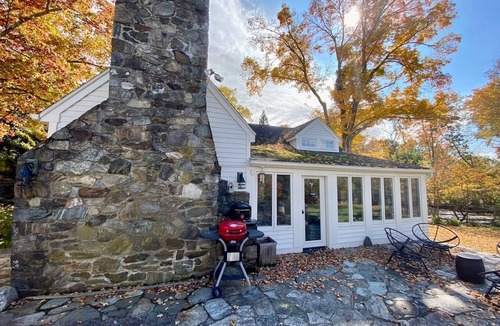 Newtown Cottage | Charming Country Cottage w pool and pickleball court