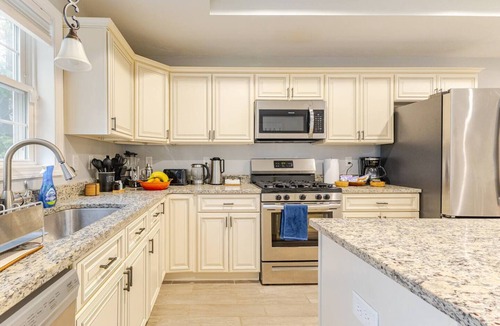Worcester House | Charming Modern 3-bdrm house. Stroll to Lake Quinsigamond in Worcester