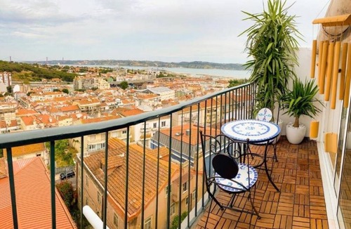 Alges Apartment | Charming Single or Twin Room with Balcony and sublime View of the Tagus