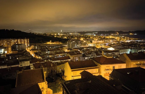Alges Apartment | Charming Single or Twin Room with Balcony and sublime View of the Tagus