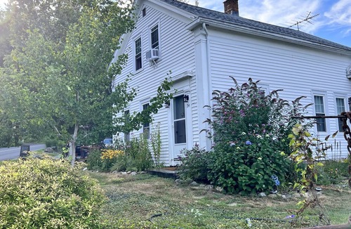 Williamsburg House | Charming, updated 3 bedroom farmhouse farm stay.