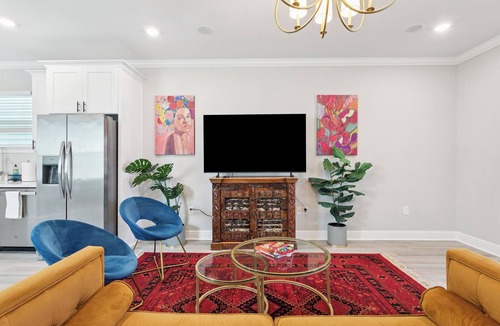 Mid-City House | Chic Group Retreat w/3 En-Suite Baths. Near French Quarter Walk to Streetcar