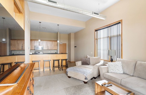 West Des Moines Apartment | Classy Safe Private Apartment w/Amenities Across f/Jordan Creek Mall w/Elevator