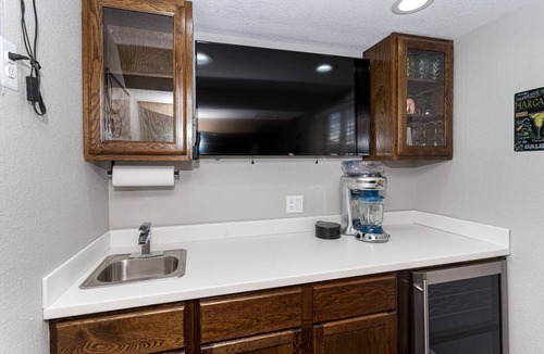 Bettendorf House | Clean and updated with a Hot Tub Minutes away from the new Bettendorf Waterpark