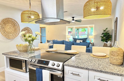 Countryside House | Coastal Bliss Getaway 3.8 Miles to Beach. Stylish & Coastal Charm Interior