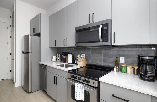 NoDa Apartment | Color Pop Loft, King Bed, NoDa, Free Parking, Rooftop & Terrace