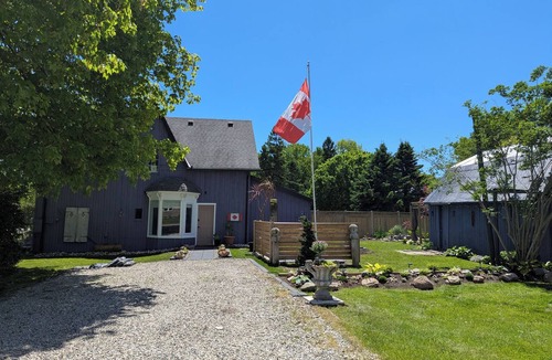 Port Burwell House | Comfortable and elegantly appointed home in this unique small port town.