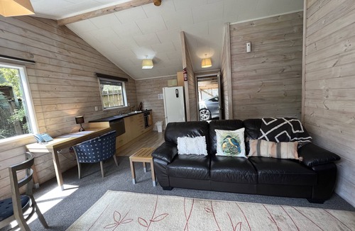 Coatesville Cottage | Comfortable Bush Retreat in Coatesville, just 3 minutes from Albany