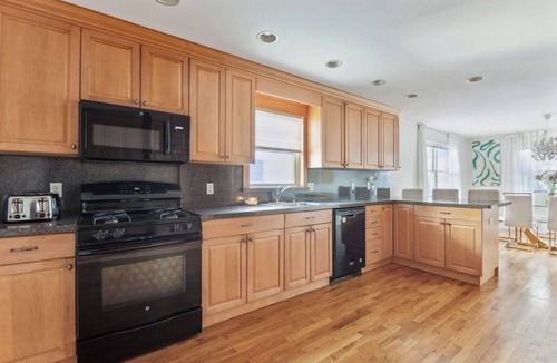 White Plains House | Comfortable Modern 3BR House Free Parking Perfect for Families & Groups