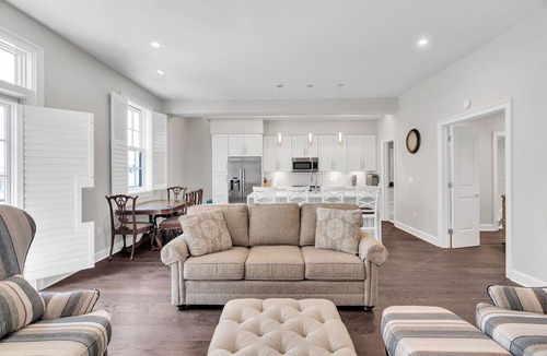 Central Business District Apartment | Condo on St. Charles - Streetcars, Parking, Pool!