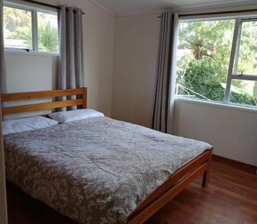 Glenfield House | Cosy and Budget room in a vintage house located at Northshore, Auckland