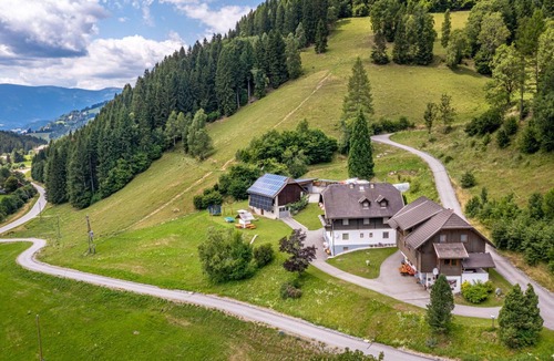 Arriach Villa | Cosy apartment in villa for 9 guests with WIFI, TV and patio
