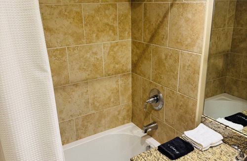Central Business District Apartment | Cozy 1-bedroom apartment in amazing New Orleans with AC, fitness room