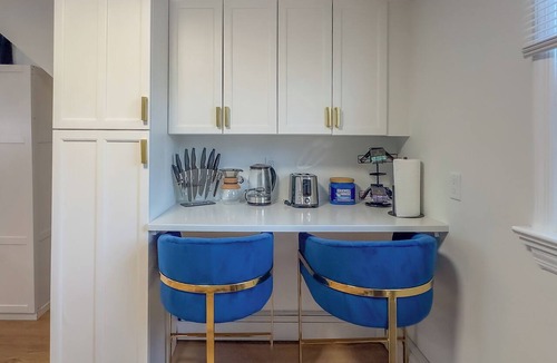 Clifton House | Cozy 2-bedroom house in adorable Clifton beautiful neighborhood with AC