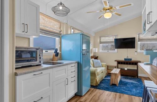 Westbrook Center Apartment | Cozy apartment, private beach & jacuzzi