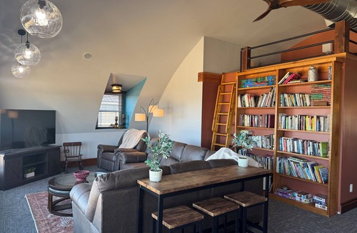 Albany House | Cozy Gem With Stunning Mississippi River View