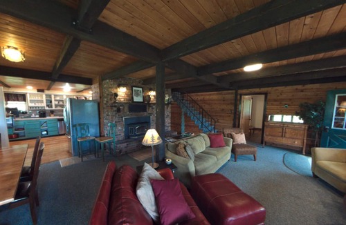 Columbia Falls House | Cozy log home sleeps 14 in beds 5.5 baths near Glacier Park and Whitefish Resort