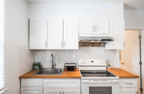 Queens House | Cozy, Luxury 1-2 Bedroom Townhome by Main Street in Charming Flushing, NY.