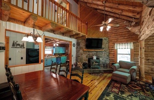 Killingworth Cabin | COZY Maple Tree Cabin - Situated on 6 private acres- Enjoy nature