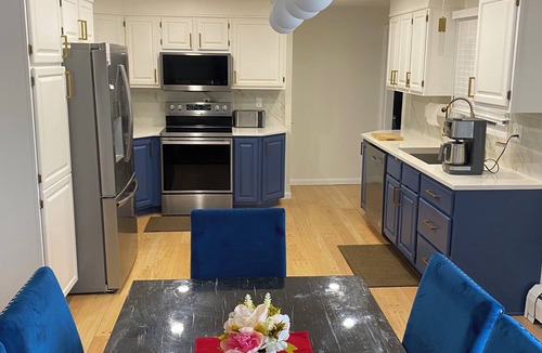 Hamden House | Cozy Modern 4BR Retreat on 1.5 Private Acres Near Yale & Trails