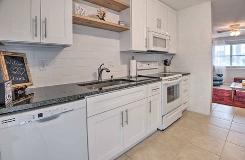 Roberta Heights House | Cozy Ormond Beach Bungalow home w/backyard and garage 1 block to the beach