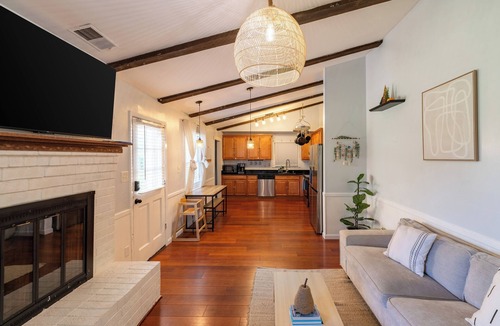 East Forest House | Cozy Private Home in Charlotte! King Bed, Big yard, Espresso machine, Fire pit