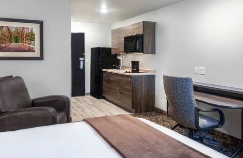 Huntersville Hotel | Cozy Queen Room | Near Birkdale Village | Relaxing Stay