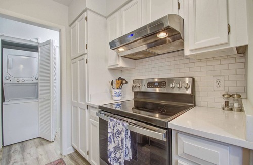 Tarpon Pond House | Cozy Seabrook Cottage Near Beach, Golf & Nature