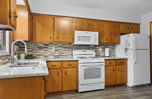 Rockford House | Cozy, Welcoming, Tidy 3-bedroom house with pool table and EV charger in Rockford