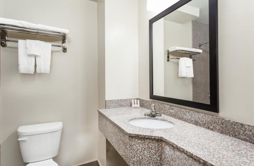 Queens Hotel | Days Inn & Suites by Wyndham Jamaica JFK Airport