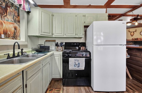 Cascade Cabin | Dearborn Off-Grid Cozy and Private Cabin