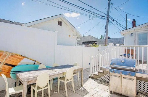 Long Beach Cottage | Designer Beachy Cottage minutes walk to the beach, boardwalk, nightlife.