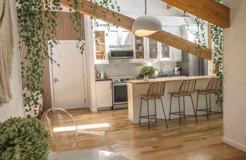 Wilton Apartment | Designer Treehouse with Spa Bath