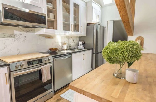 Wilton Apartment | Designer Treehouse with Spa Bath