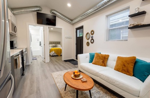 Downtown London Apartment | Downtown 2 bedroom near Victoria park in the Middle of Entertainment District