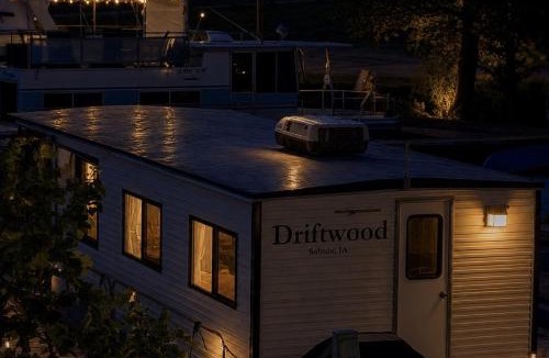 Sabula Boat Rental | Driftwood Cozy Houseboat on the Water for 2